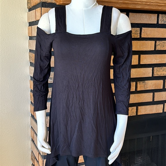Asymmetrical Cold Shoulder Top - Picture 2 of 5
